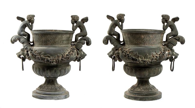 Coppia di grandi vasi bronzei con manici a guisa di leone sormontati da foglie di acanto e putti ...