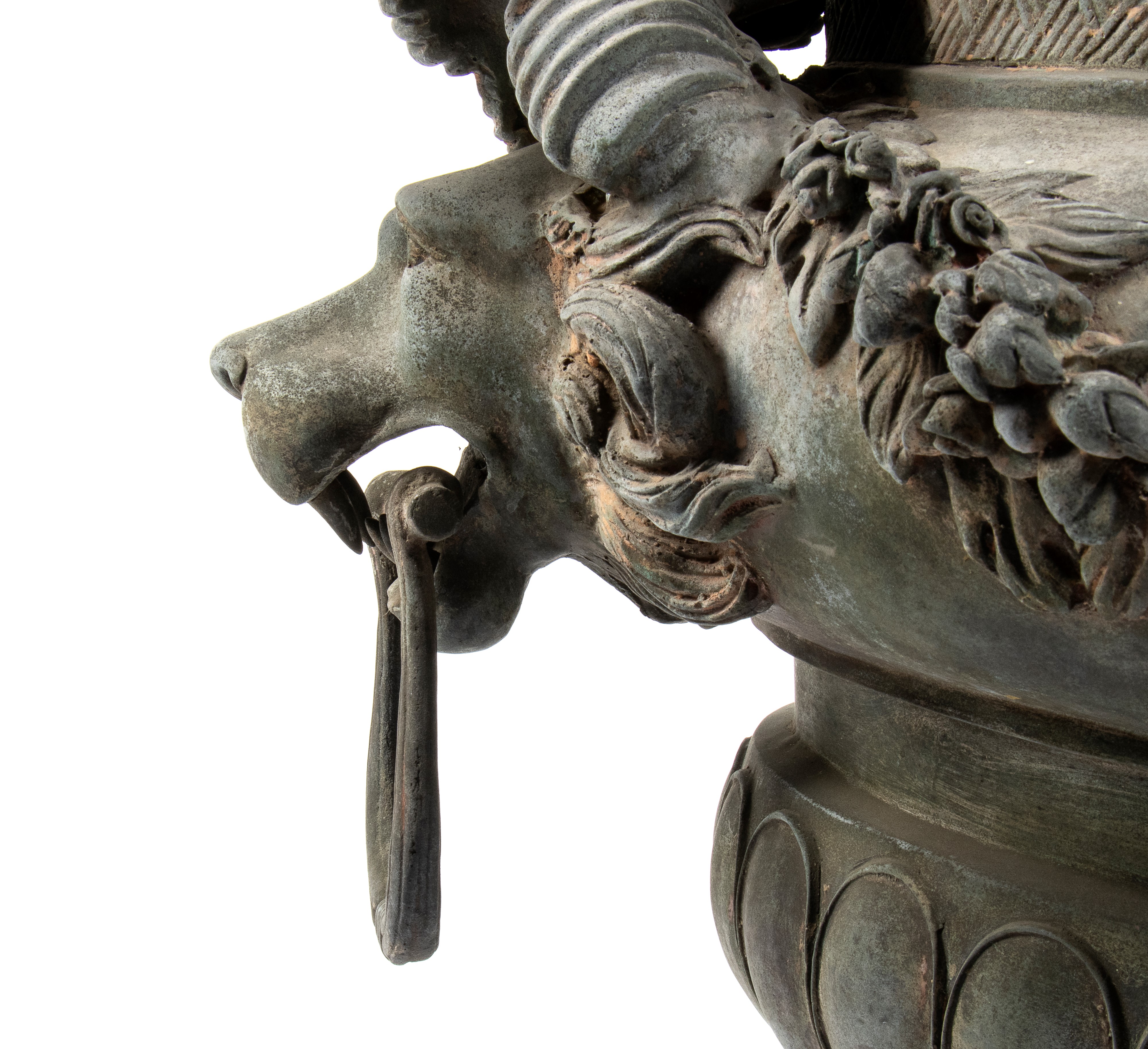 Coppia di grandi vasi bronzei con manici a guisa di leone sormontati da foglie di acanto e putti ...