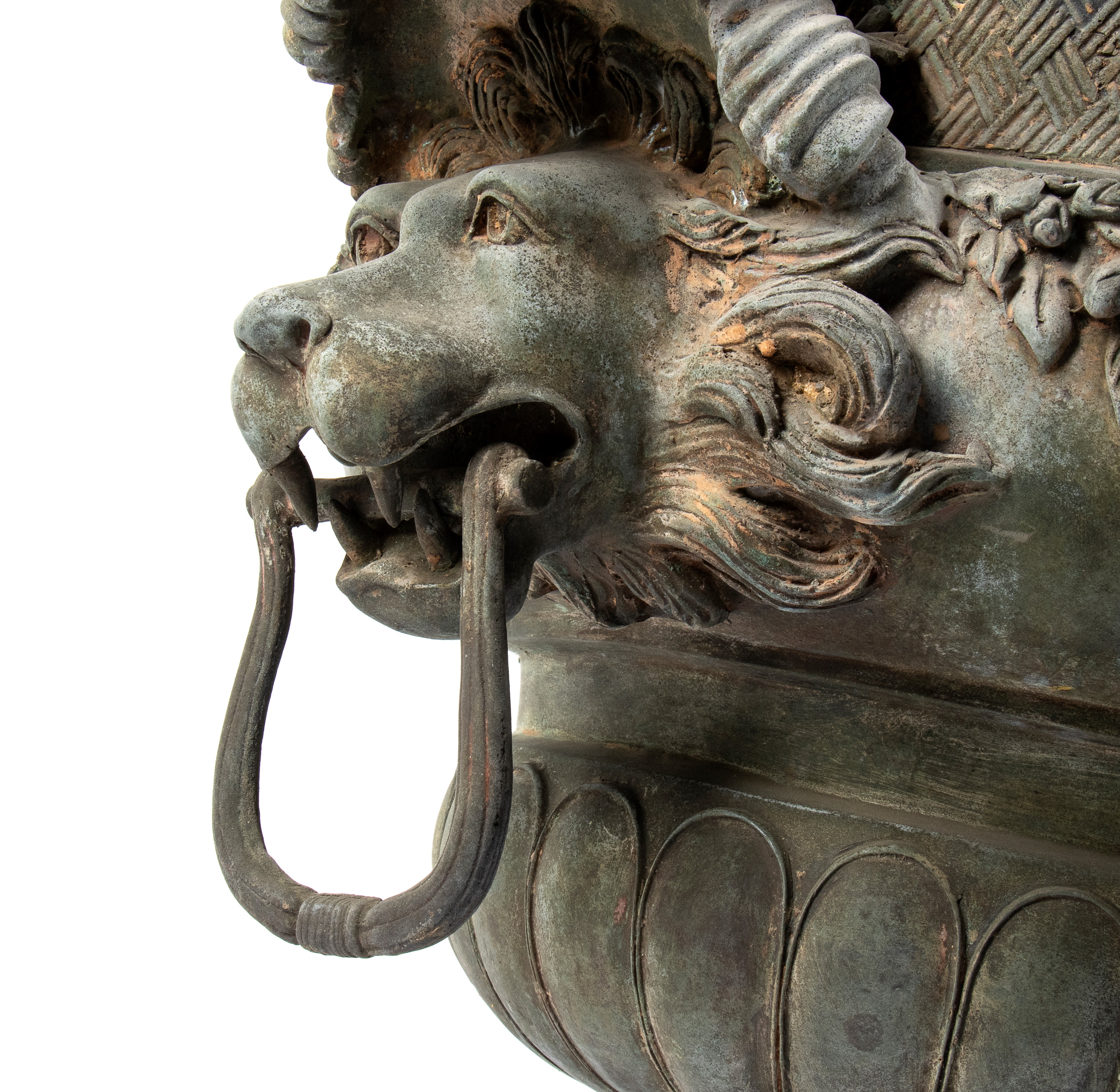Coppia di grandi vasi bronzei con manici a guisa di leone sormontati da foglie di acanto e putti ...