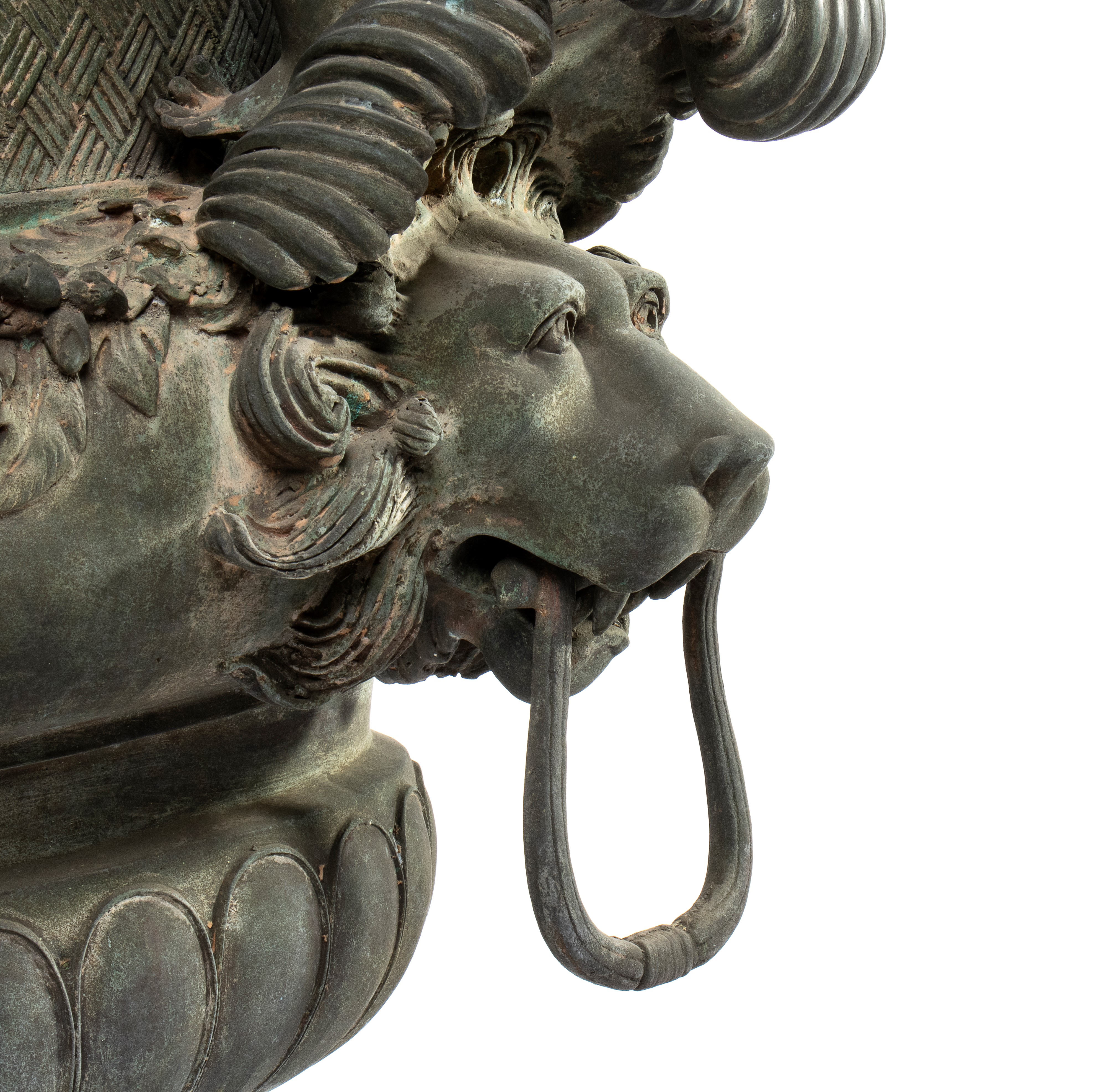 Coppia di grandi vasi bronzei con manici a guisa di leone sormontati da foglie di acanto e putti ...