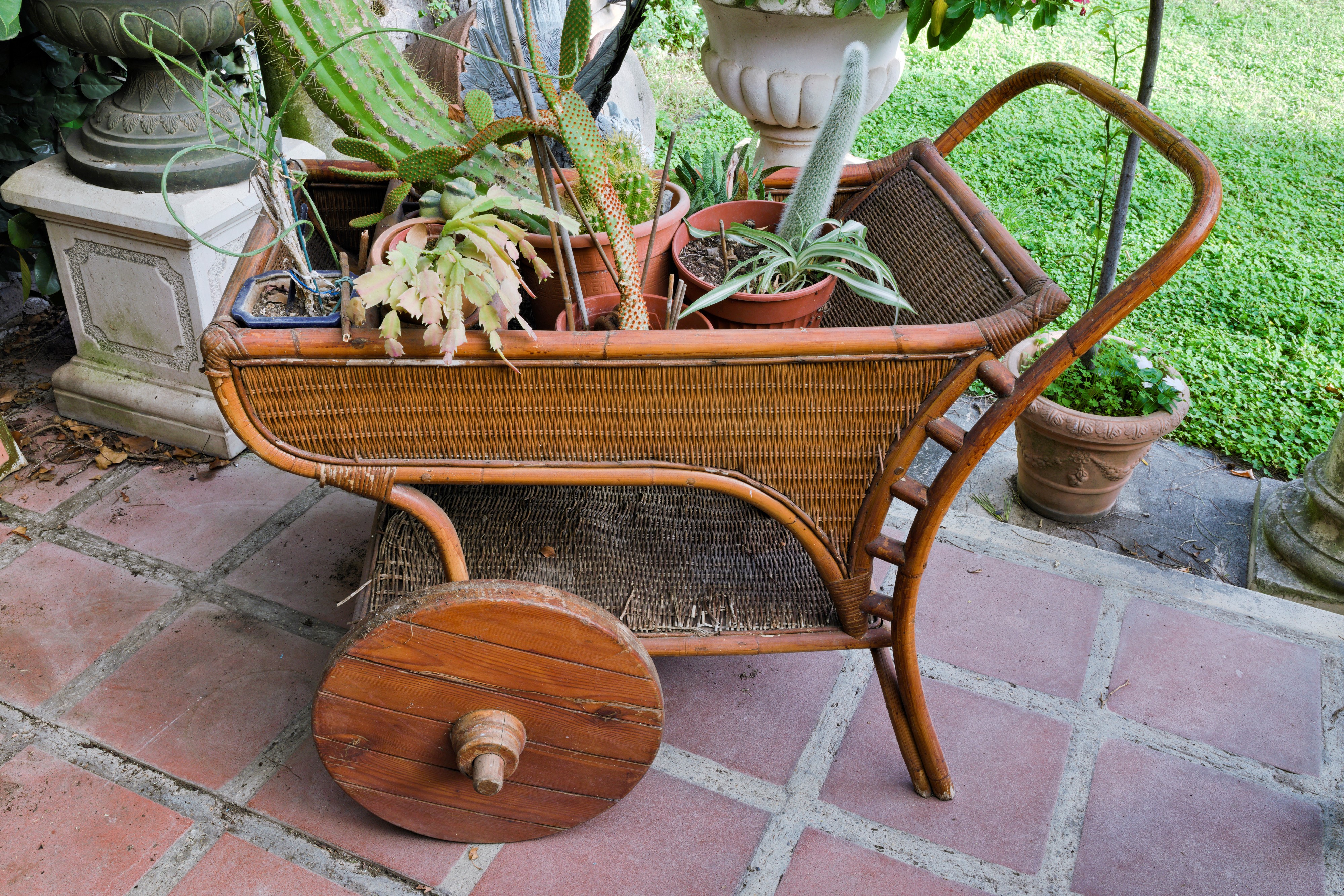 Carrello in vimini con due ruote in legno e doppio ripiano