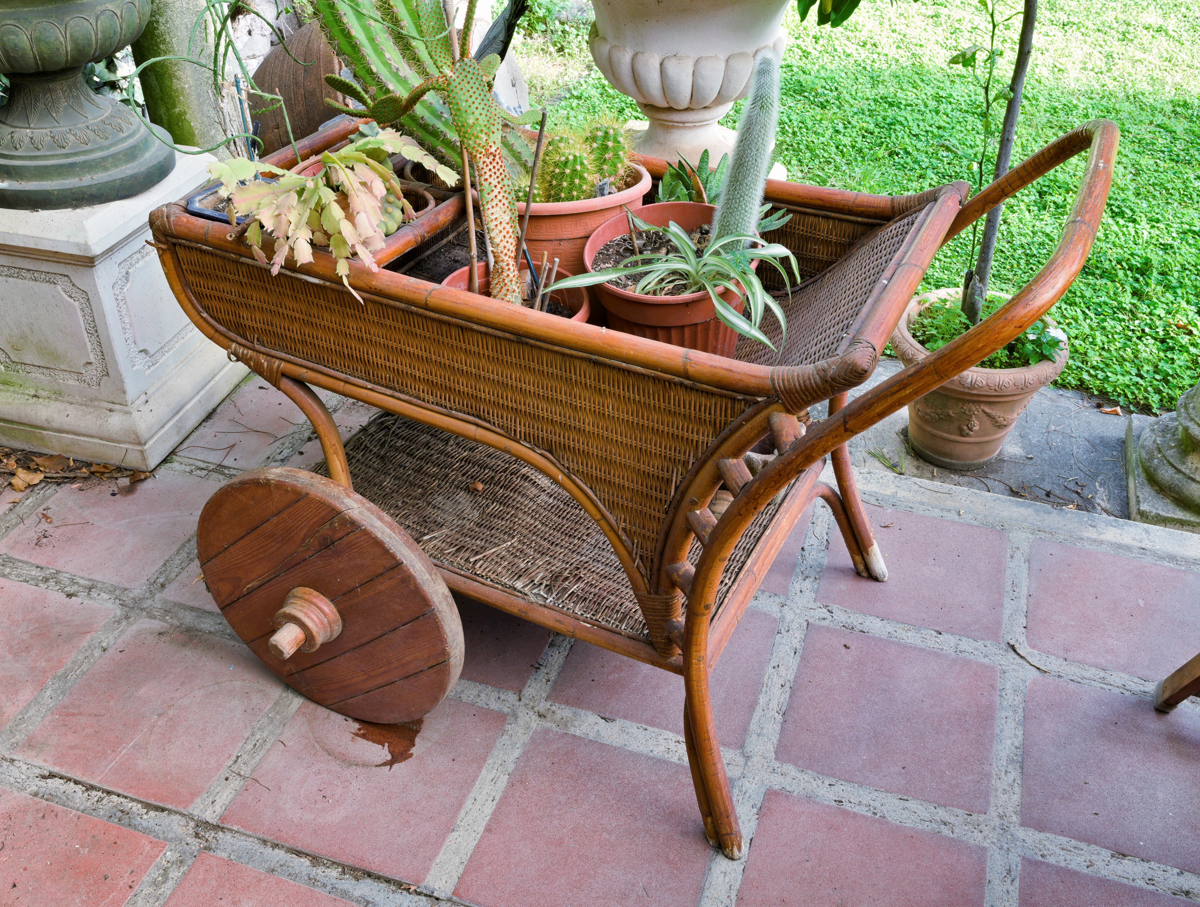 Carrello in vimini con due ruote in legno e doppio ripiano