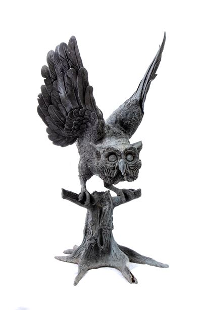 Grande Scultura in Bronzo Lavorato Raffigurante Gufo Intento a Spiccare il Volo da Tronco Spezzat...