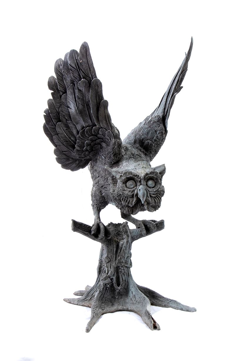 Grande Scultura in Bronzo Lavorato Raffigurante Gufo Intento a Spiccare il Volo da Tronco Spezzat...