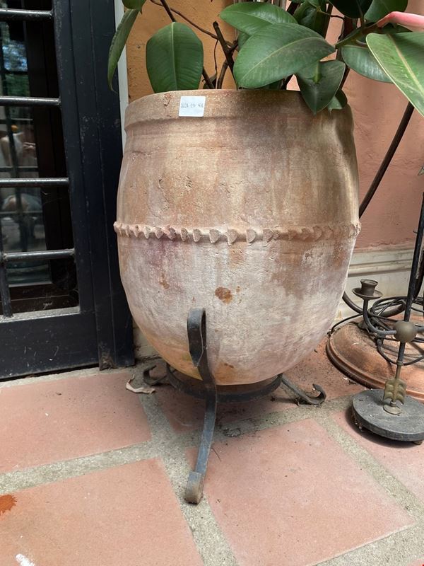 Vaso da giardino in terracotta con decoro unghiato a rilievo su due ordini concentrici alla base  - Auction Collezione Eredità Architetto Massimo Papiri  - Gliubich Casa d'Aste