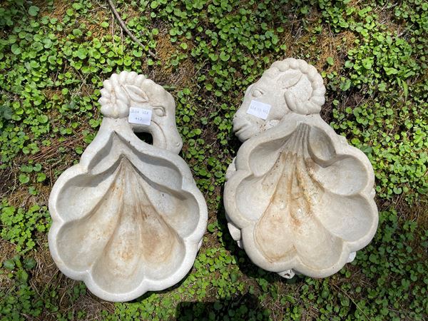 Lotto di due elementi decorativi in marmo a conchiglia con presa a montone e capra. Probabilmente piccole vasche da fontana