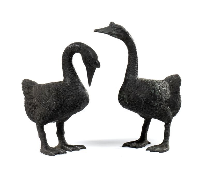 Coppia di sculture rappresentanti oche decorazioni da giardino in bronzo di alta qualità finement...