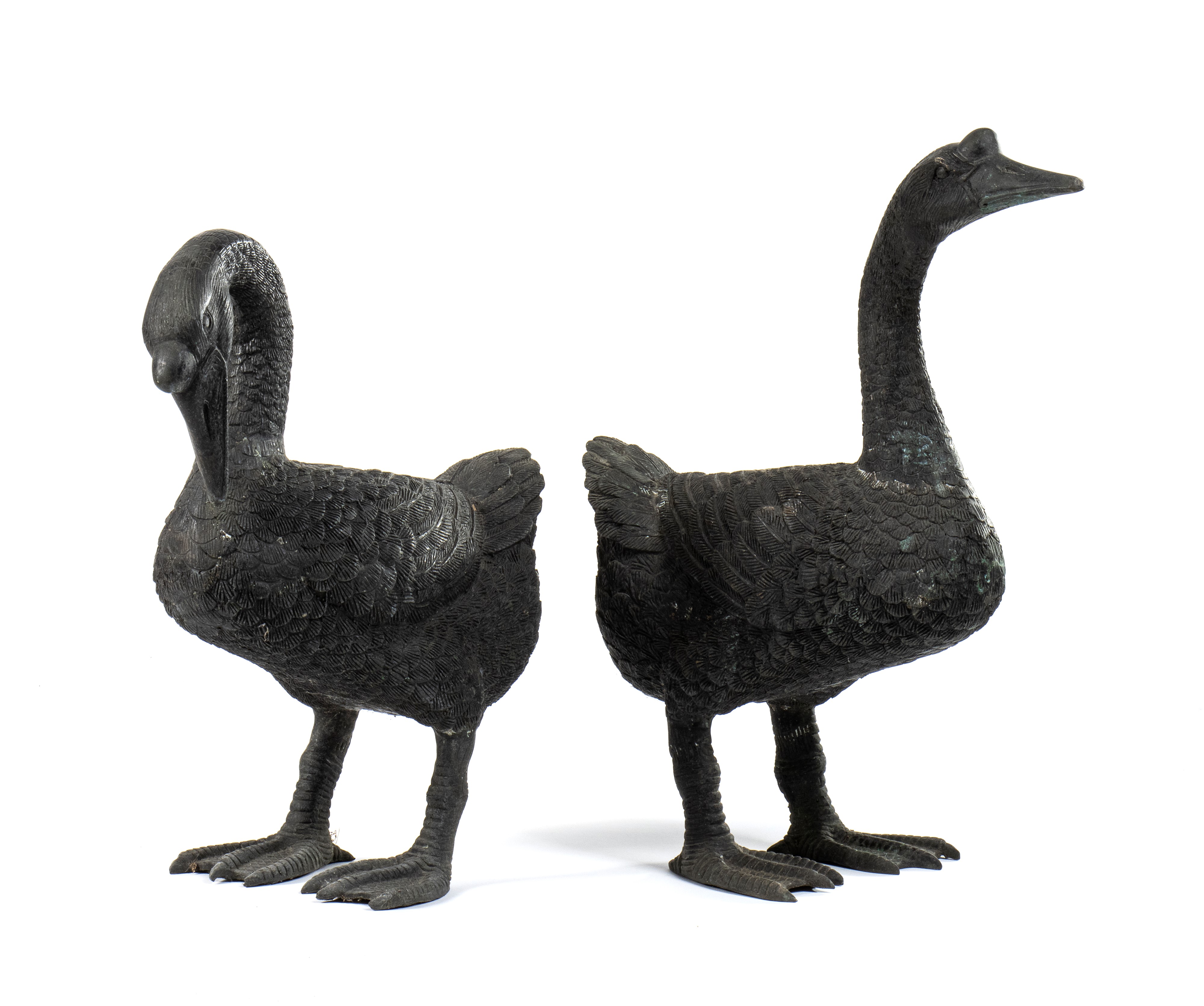Coppia di sculture rappresentanti oche decorazioni da giardino in bronzo di alta qualità finement...