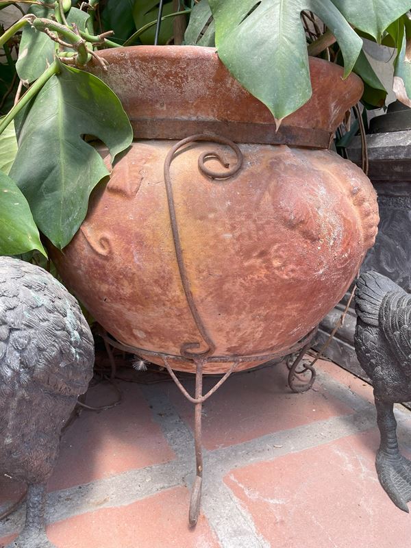 Vaso in terracotta con tralci di vite a rilievo su tripode in ferro lavorato a volute  - Auction Collezione Eredità Architetto Massimo Papiri  - Gliubich Casa d'Aste