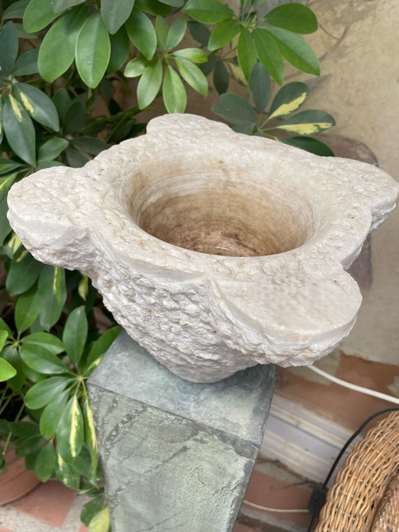 Coppia di Mortai in Pietra Quadrilobati di Forma Troncoconica con Ricca Lavorazione Baccellata ai...
