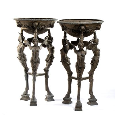 Coppia di Bracieri Tripodi in Bronzo di Fonderia Napoletana con Gambe a Forma di Vittorie Alate e...