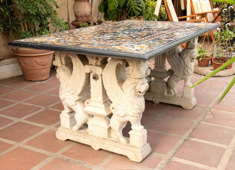 Tavolo con Tramezzofori in Marmo Statuario Bianco Realizzati a Coppia Bifronte di Leoni Alati Div...