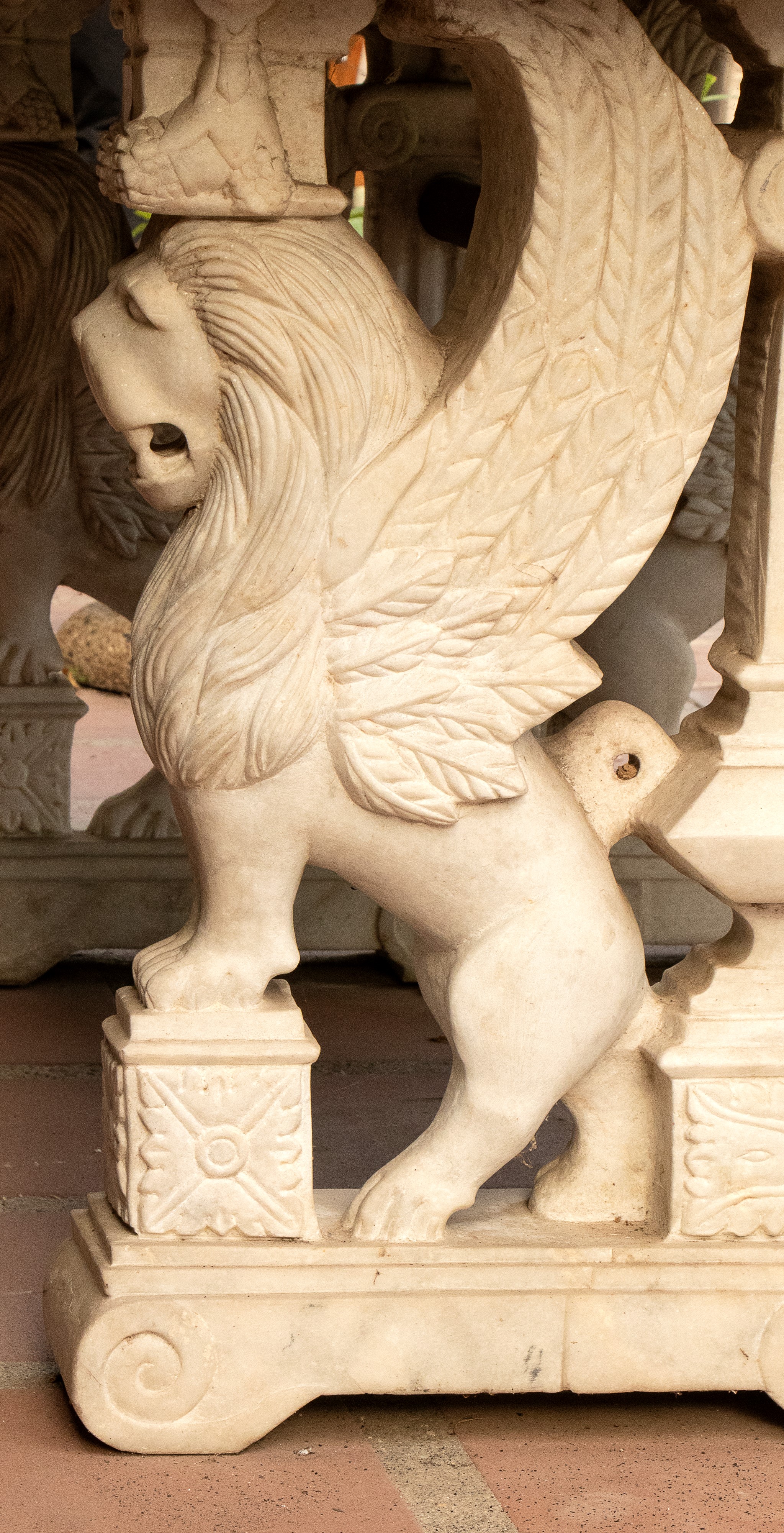 Tavolo con Tramezzofori in Marmo Statuario Bianco Realizzati a Coppia Bifronte di Leoni Alati Div...