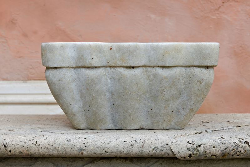 Vasca in Marmo Bianco Statuario con Orlo Mosso