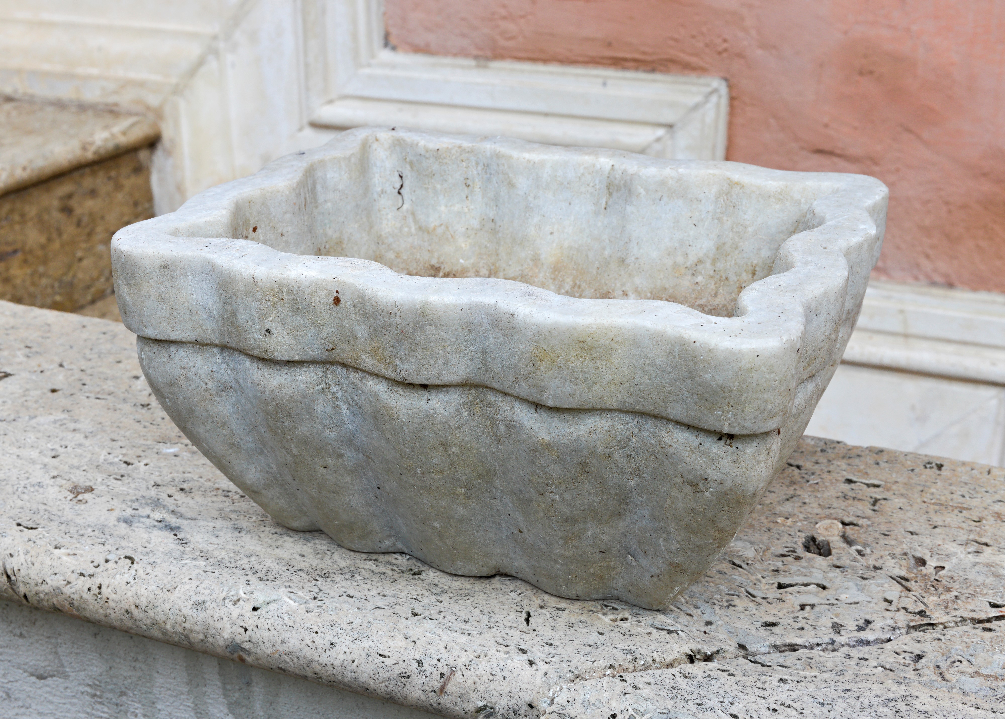 Vasca in Marmo Bianco Statuario con Orlo Mosso