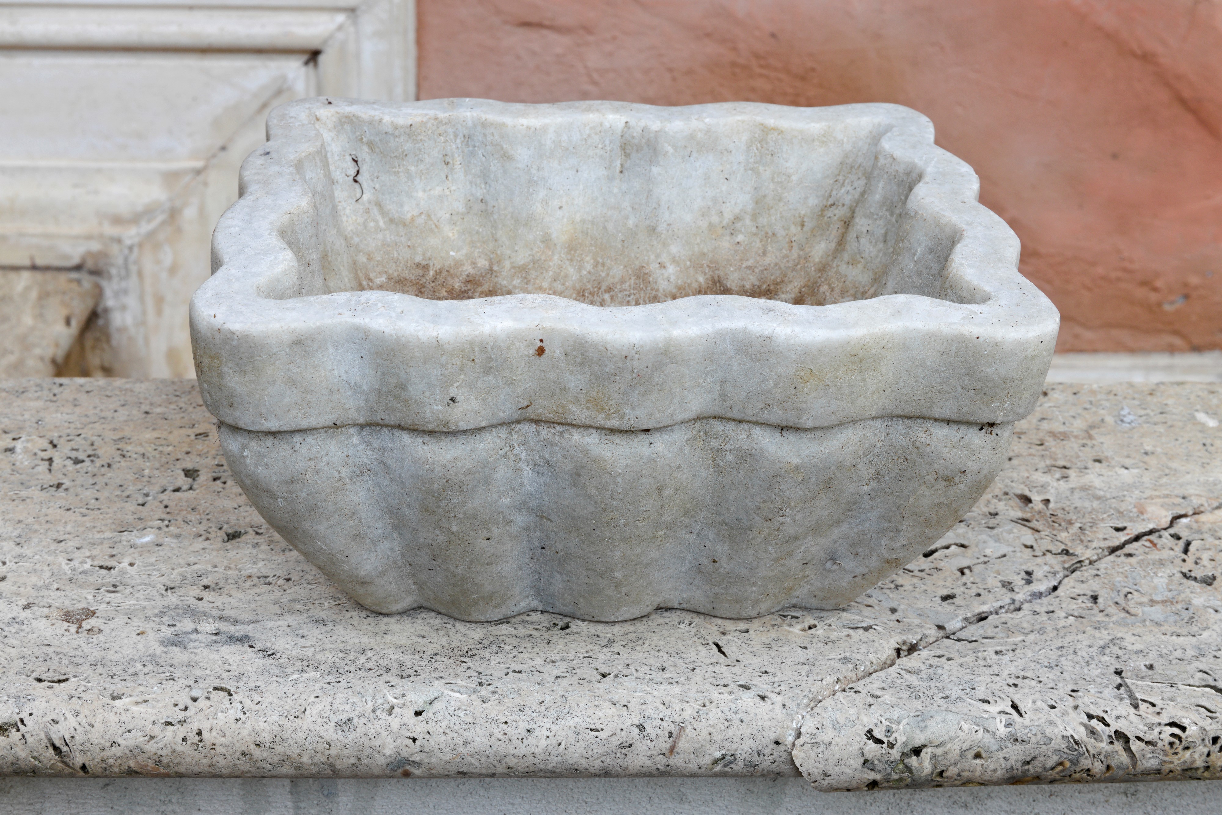 Vasca in Marmo Bianco Statuario con Orlo Mosso