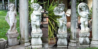 Lotto di 4 Sculture in Marmo Bianco Statuario Raffiguranti Putti Allegorie delle 4 Stagioni