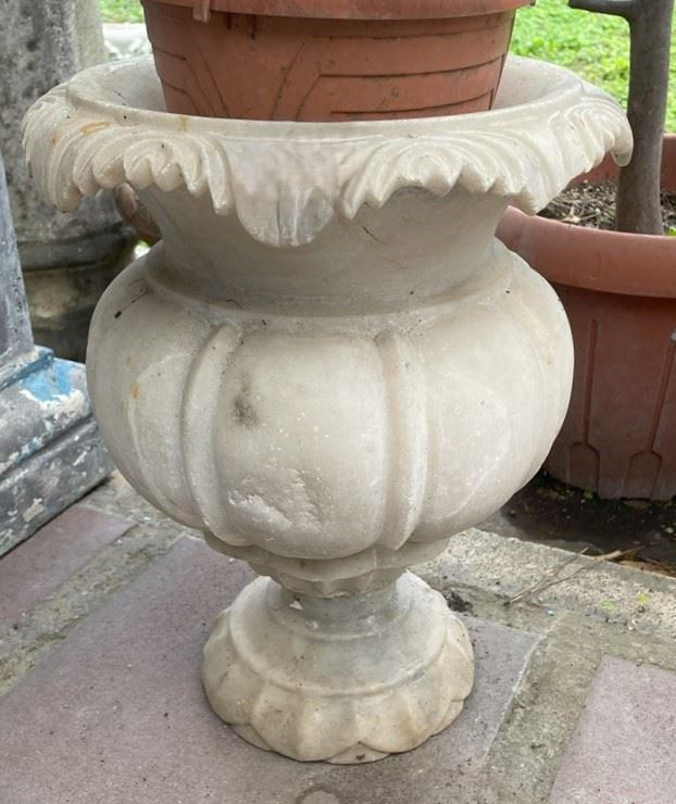 Grazioso Vaso a Calice in Marmo Bianco Statuario Decorato All'orlo con Decoro Fogliato