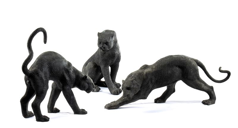 Lotto di tre sculture raffiguranti pantere in bronzo di alta qualità finemente lavorato nei minim...