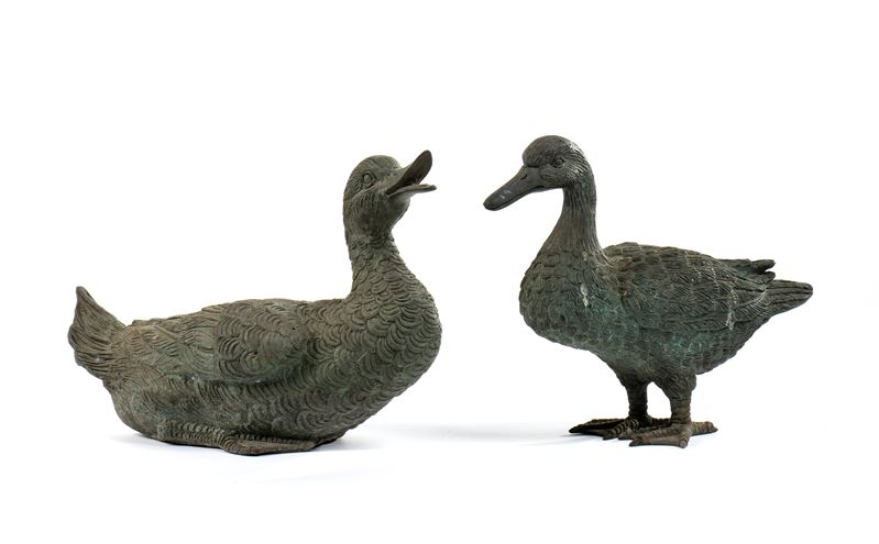 Coppia di sculture rappresentanti anatre decorazioni da giardino in bronzo di alta qualità fineme...