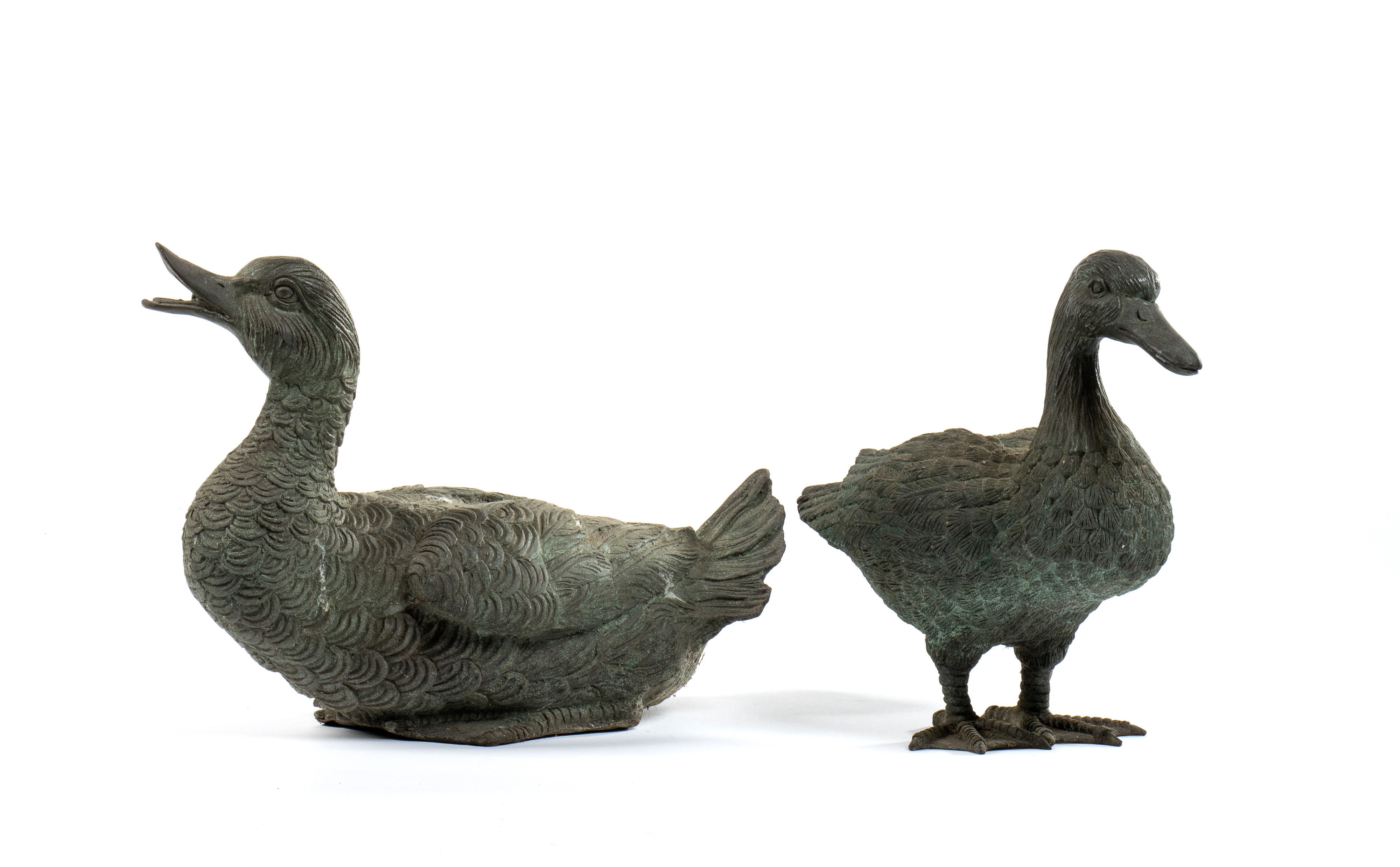 Coppia di sculture rappresentanti anatre decorazioni da giardino in bronzo di alta qualità fineme...