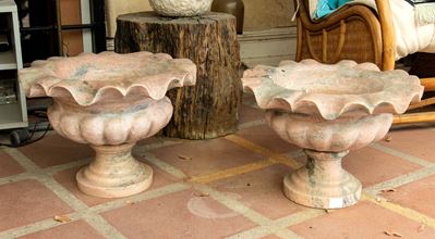 Coppia di Vasi da Giardino in Marmo Rosa a Forma di Calice con Corpo Lobato e Orlo a Fazzoletto