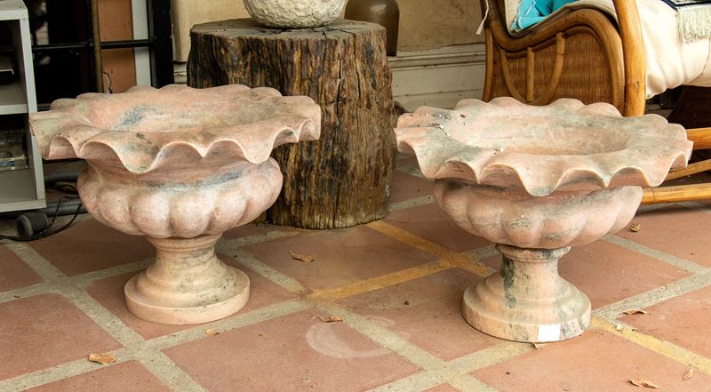 Coppia di Vasi da Giardino in Marmo Rosa a Forma di Calice con Corpo Lobato e Orlo a Fazzoletto