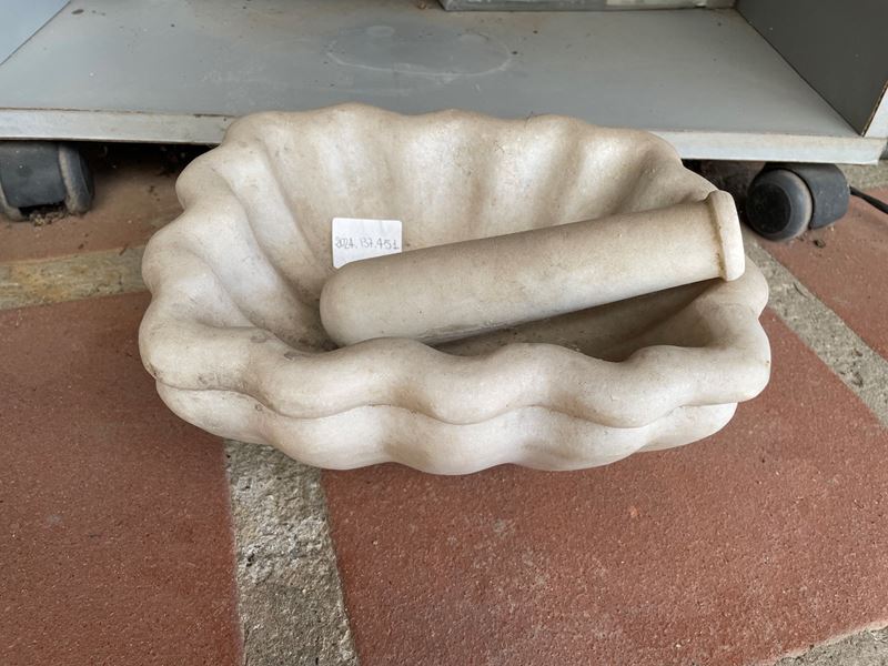 Mortaio in Marmo Statuario a Bordo Mosso a Forma di Conchiglia con Pestello