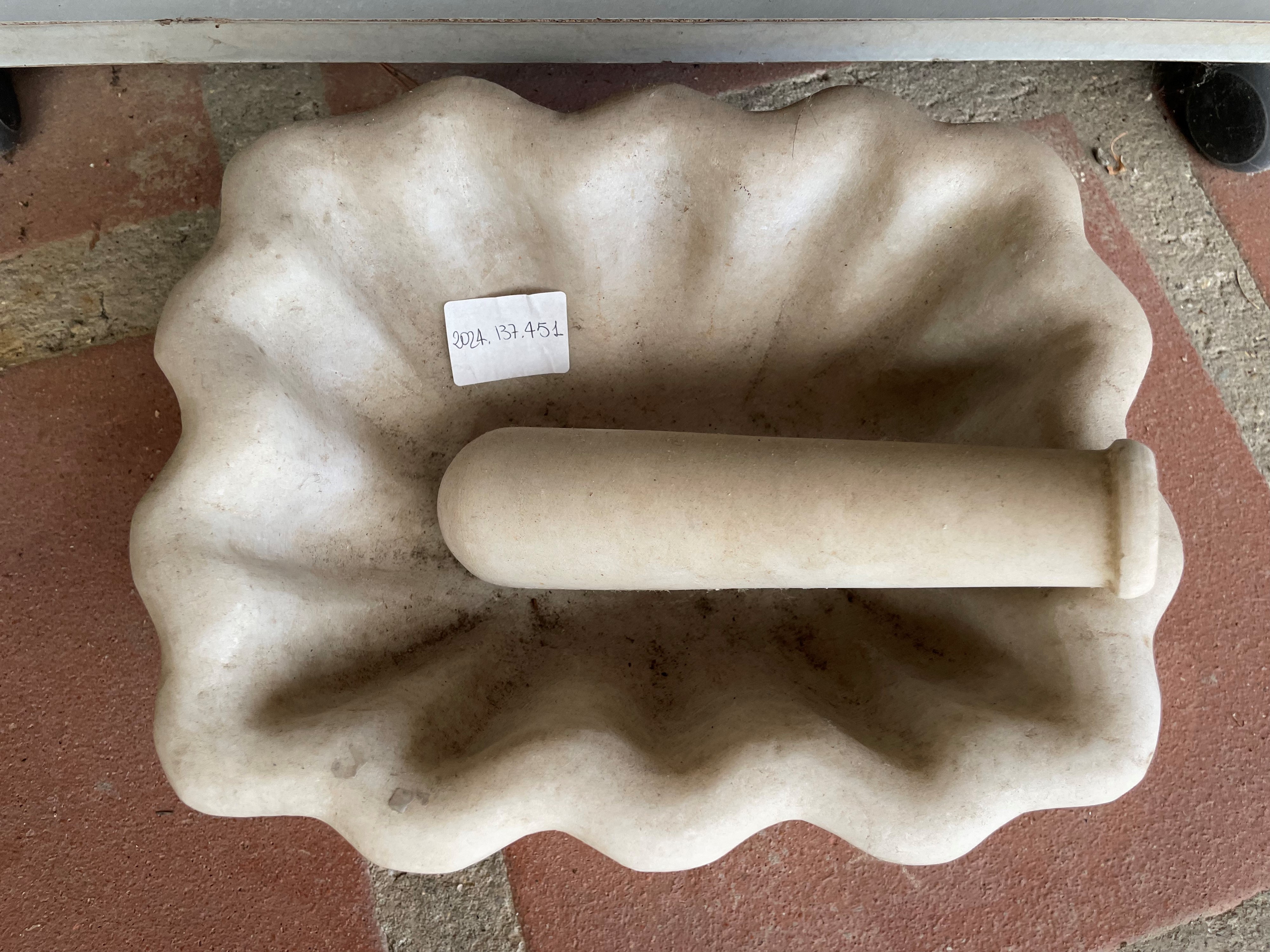 Mortaio in Marmo Statuario a Bordo Mosso a Forma di Conchiglia con Pestello