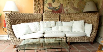 Grande Divano con Struttura in Legno e Rattan a Tre Moduli. Schienale Curvo.