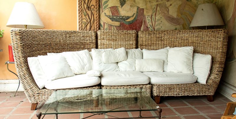 Grande Divano con Struttura in Legno e Rattan a Tre Moduli. Schienale Curvo.