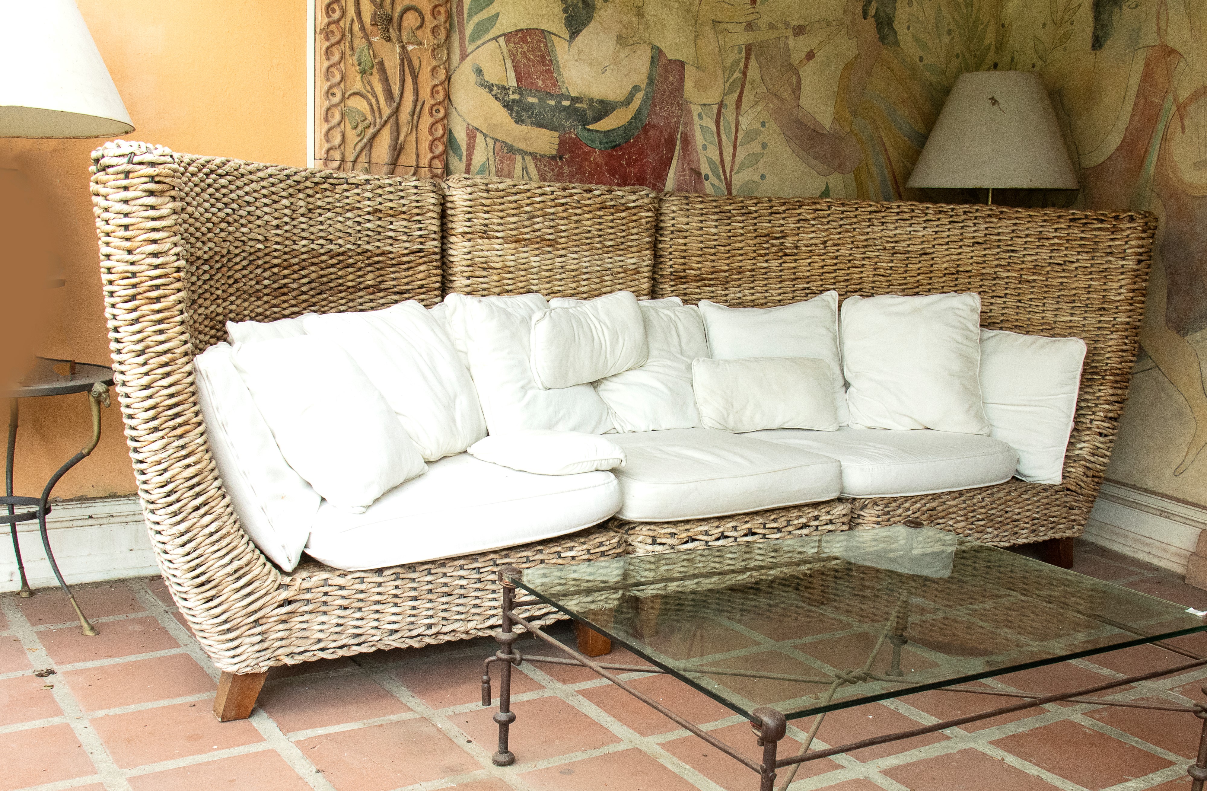Grande Divano con Struttura in Legno e Rattan a Tre Moduli. Schienale Curvo.