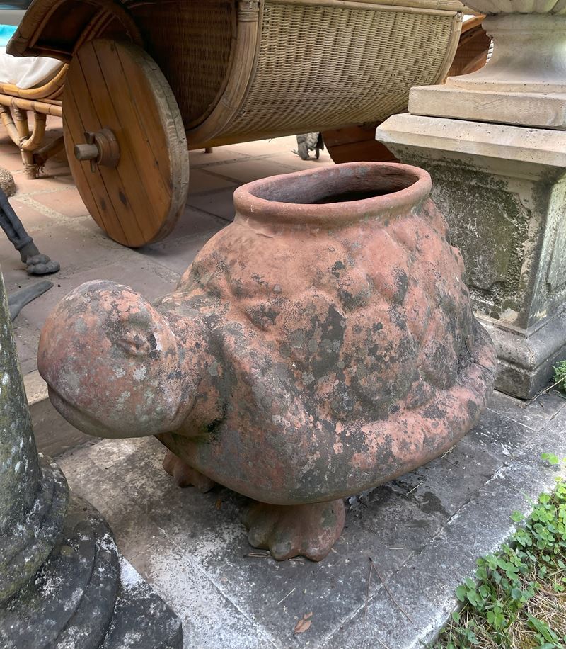 Grande Tartaruga Terracotta e Struttura a Vaso
