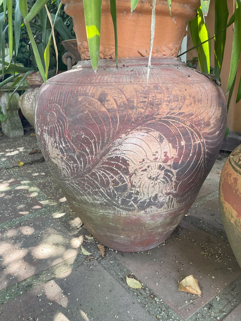 Grande Vaso in Terracotta con Decoro Inciso a Foglie di Palma
