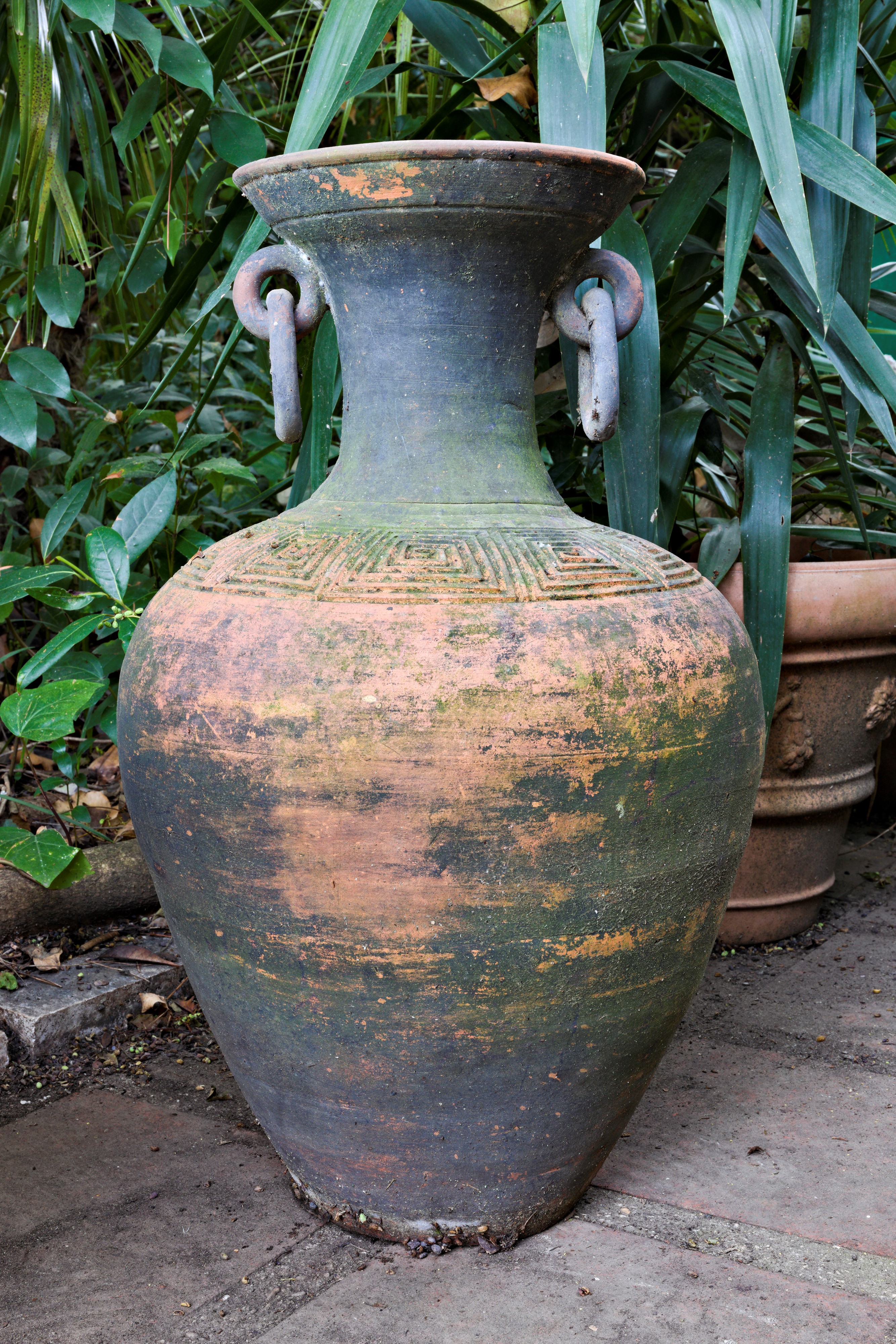 Coppia di vasi in terracotta con decorazioni a greca