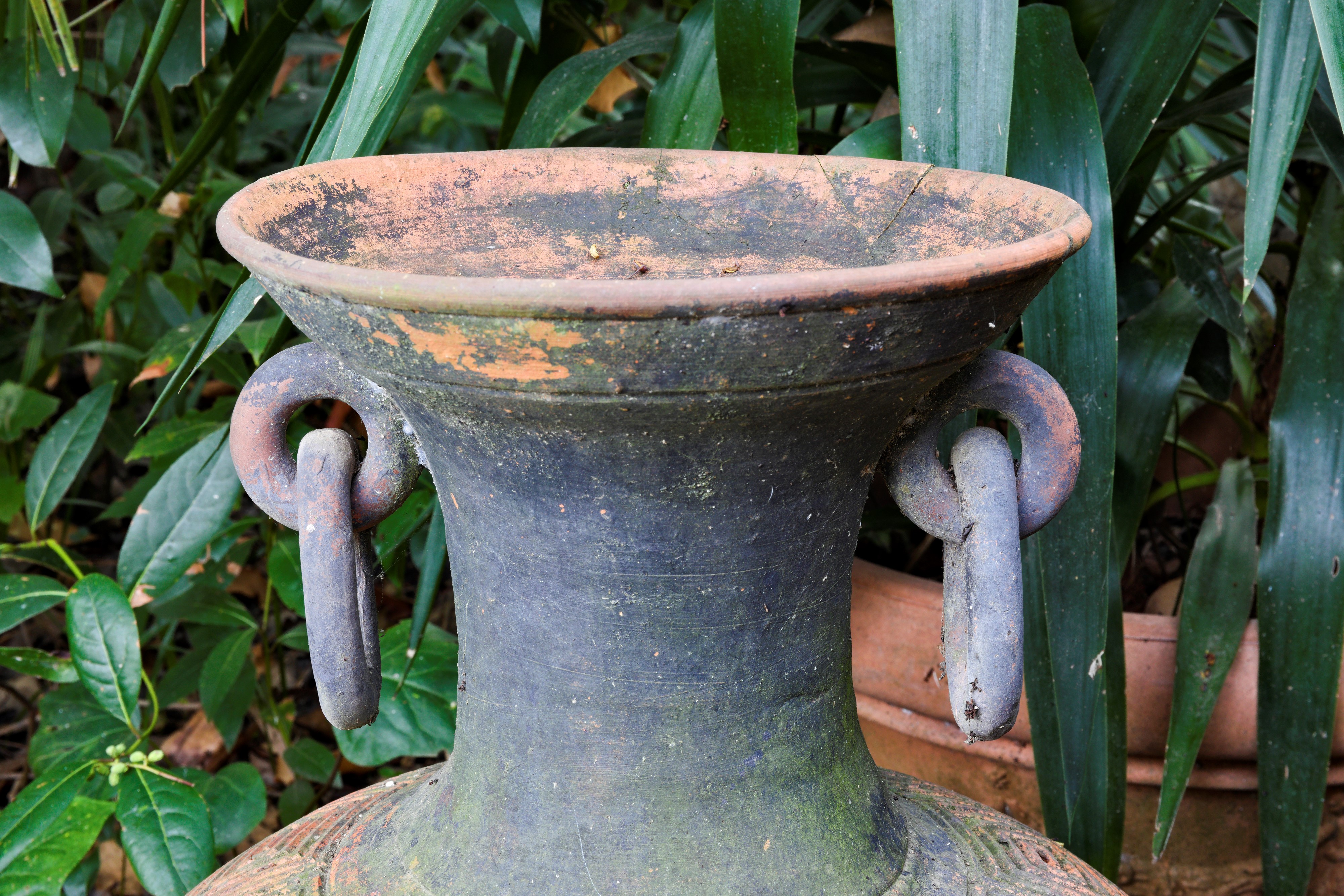 Coppia di vasi in terracotta con decorazioni a greca