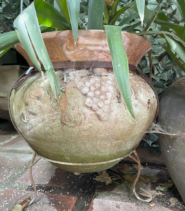 Vaso con tralci di vite su tripode  - Asta Collezione Eredità Architetto Massimo Papiri  - Gliubich Casa d'Aste