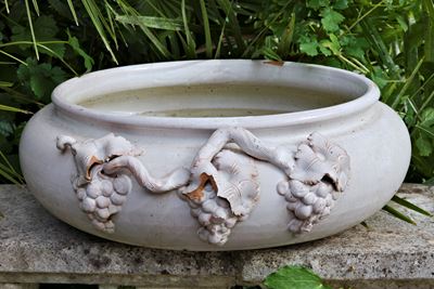 Coppia di Fioriere in Ceramica Smaltata Bianca con Rilievi a Tralci di Vite