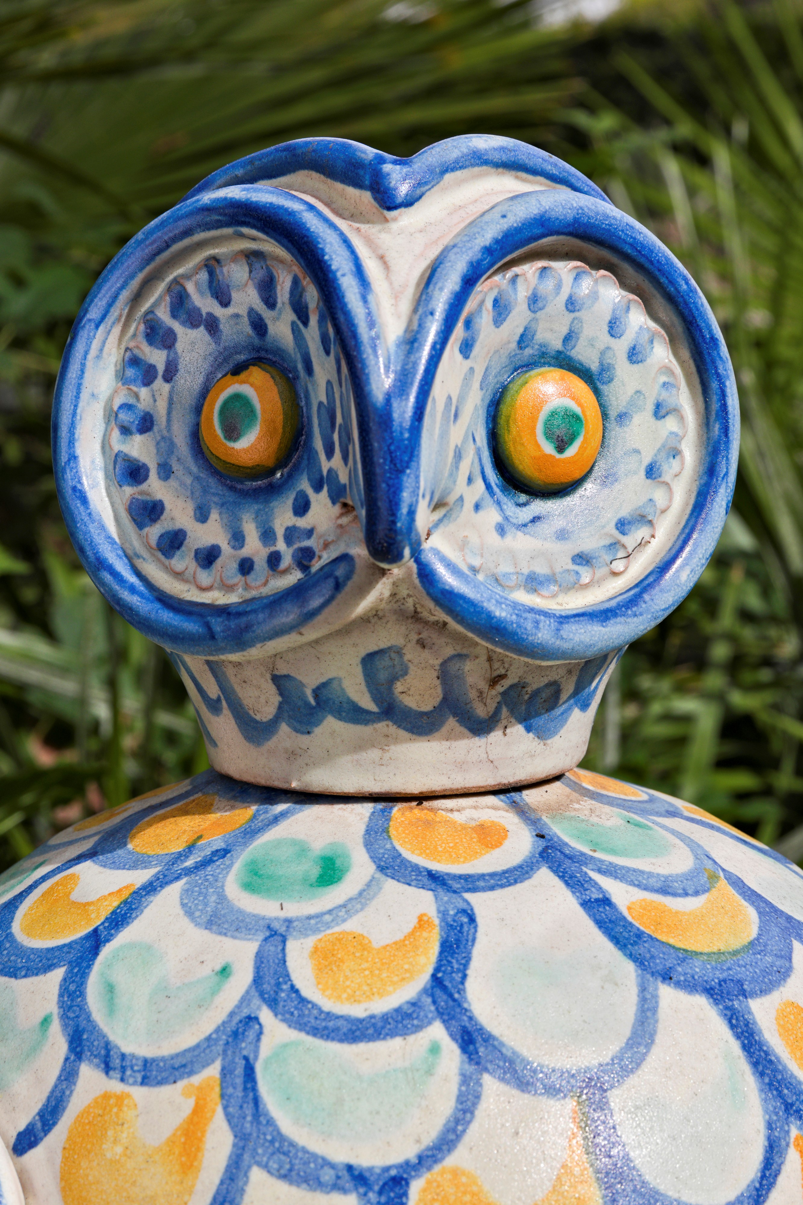Bottiglia in Ceramica Smaltata nei Toni del Giallo, Verde e Blu Raffigurante Civetta