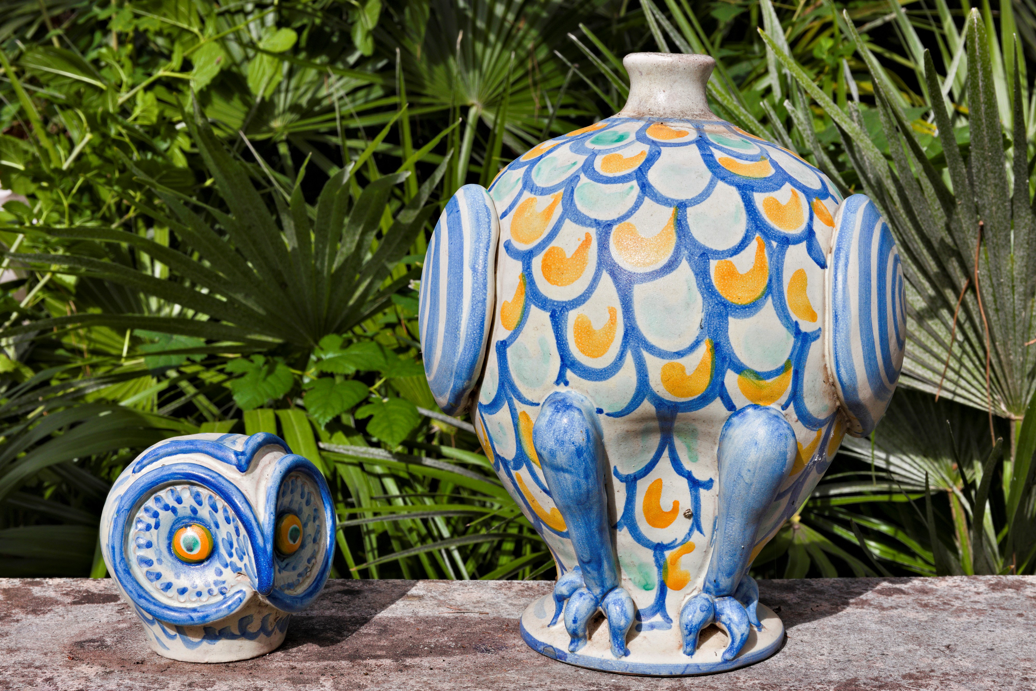 Bottiglia in Ceramica Smaltata nei Toni del Giallo, Verde e Blu Raffigurante Civetta