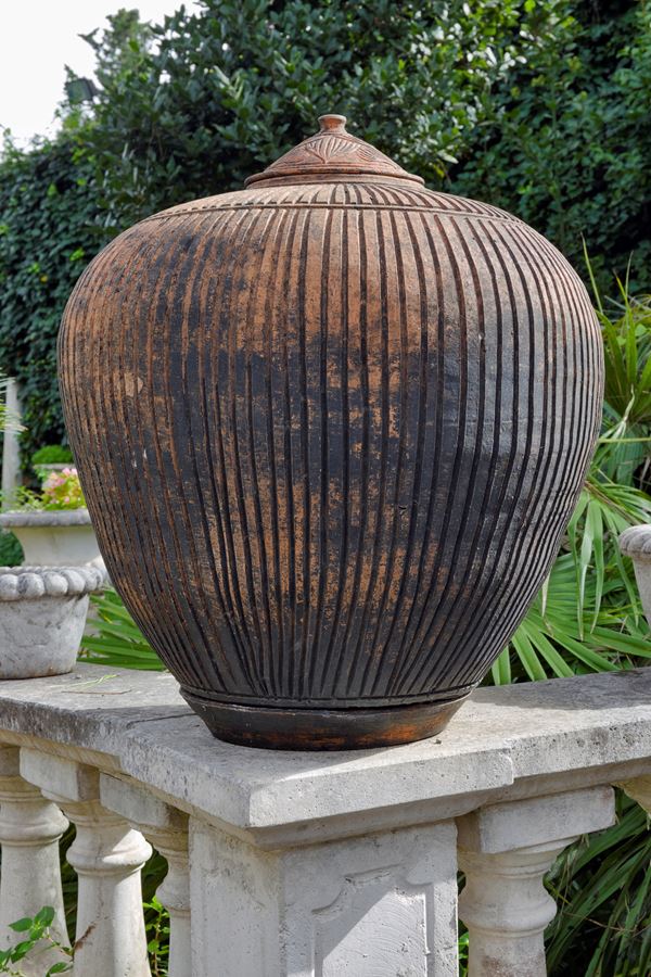 Coppia di grandi vasi in terracotta  rastremati con coperchio