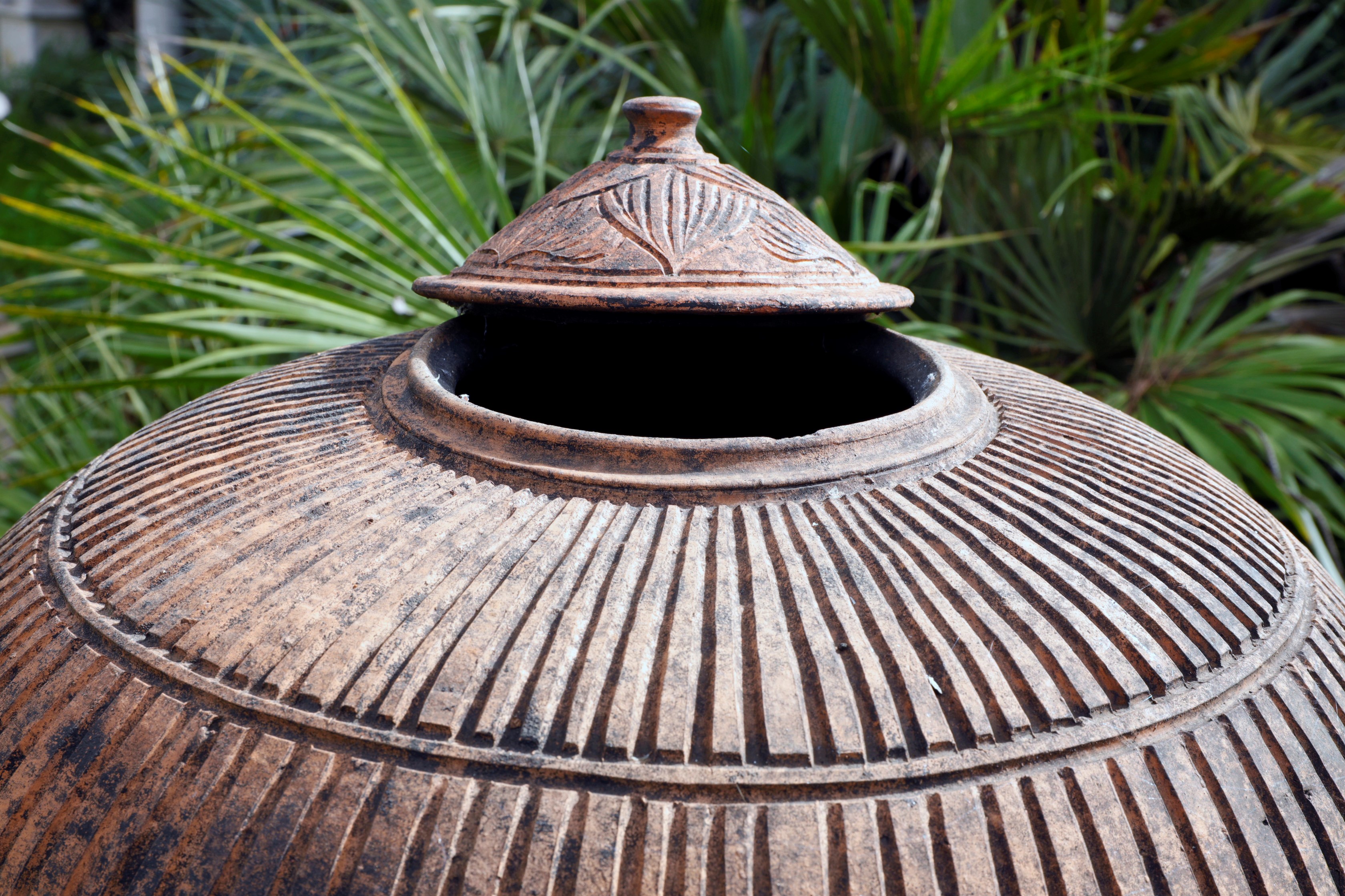 Coppia di Grandi Vasi in Terracotta Rastremati con Coperchio