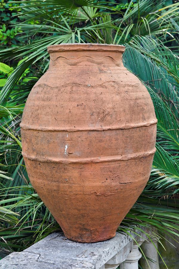 Vaso in terracotta con  decorazione incisa a onde