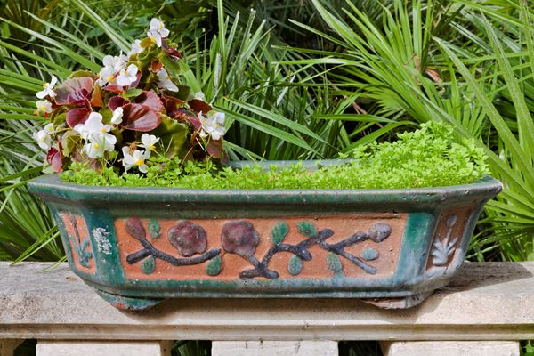 Vaso esagonale in terracotta smaltata nei torni dell'arancio e del verde con rami di ciliegio a rilievo. Giappone, XX secolo