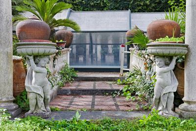 Coppia di Sculture di Putti Reggivaso in Pietra