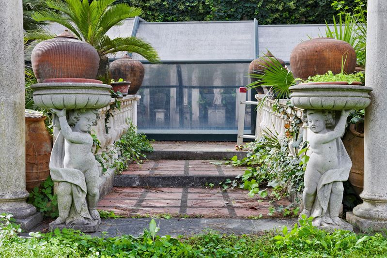 Coppia di Sculture di Putti Reggivaso in Pietra