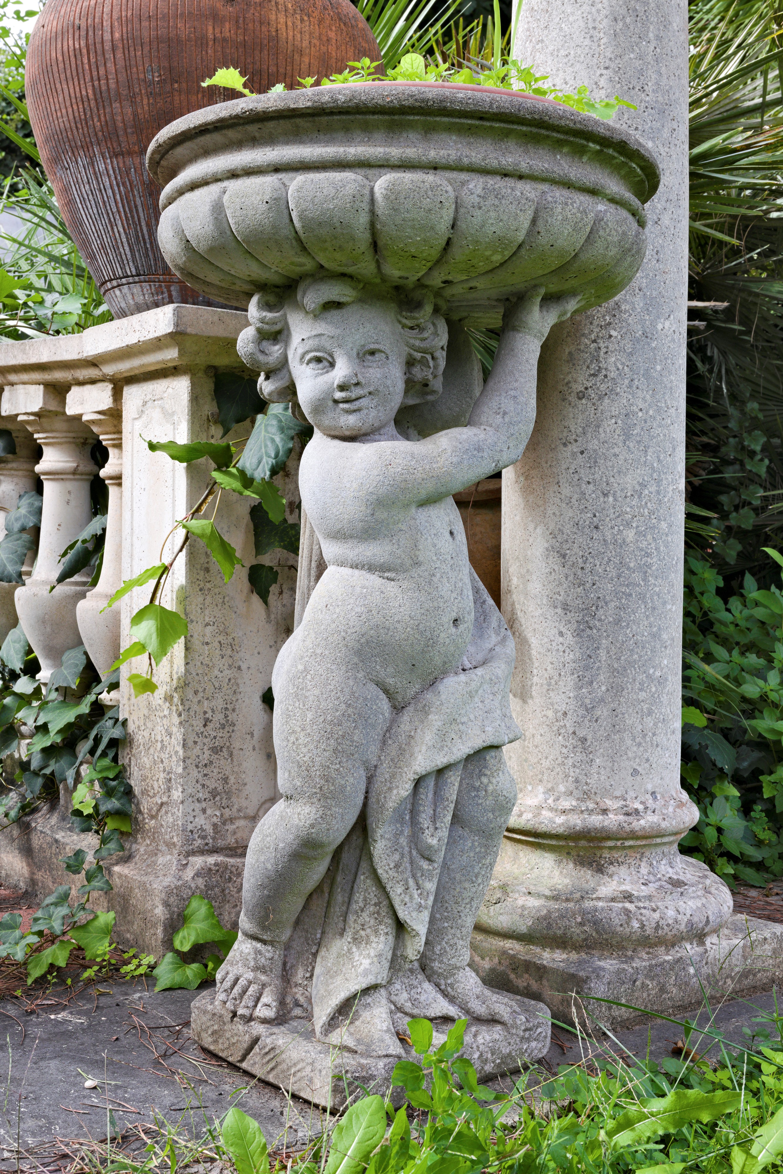 Coppia di Sculture di Putti Reggivaso in Pietra