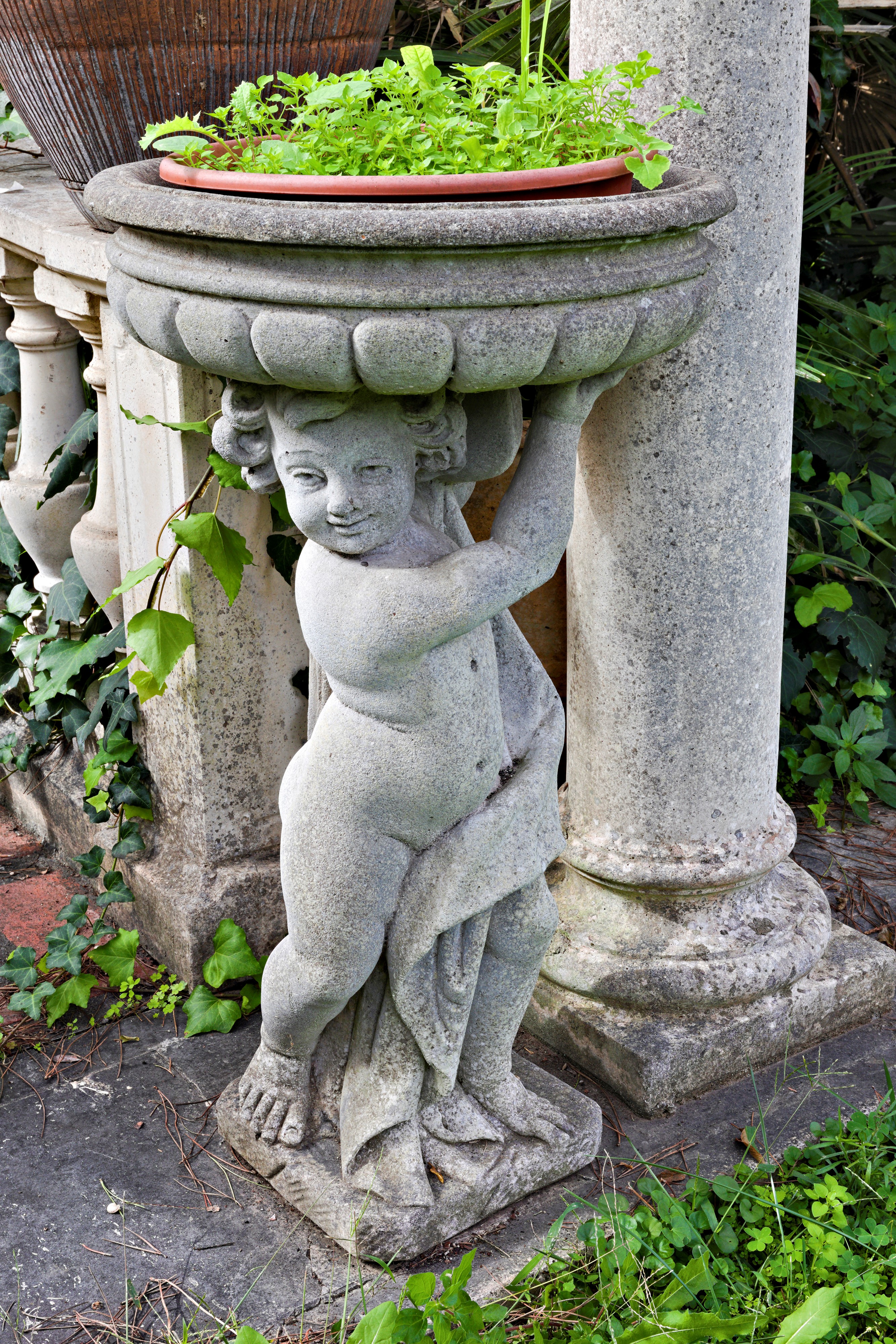 Coppia di Sculture di Putti Reggivaso in Pietra