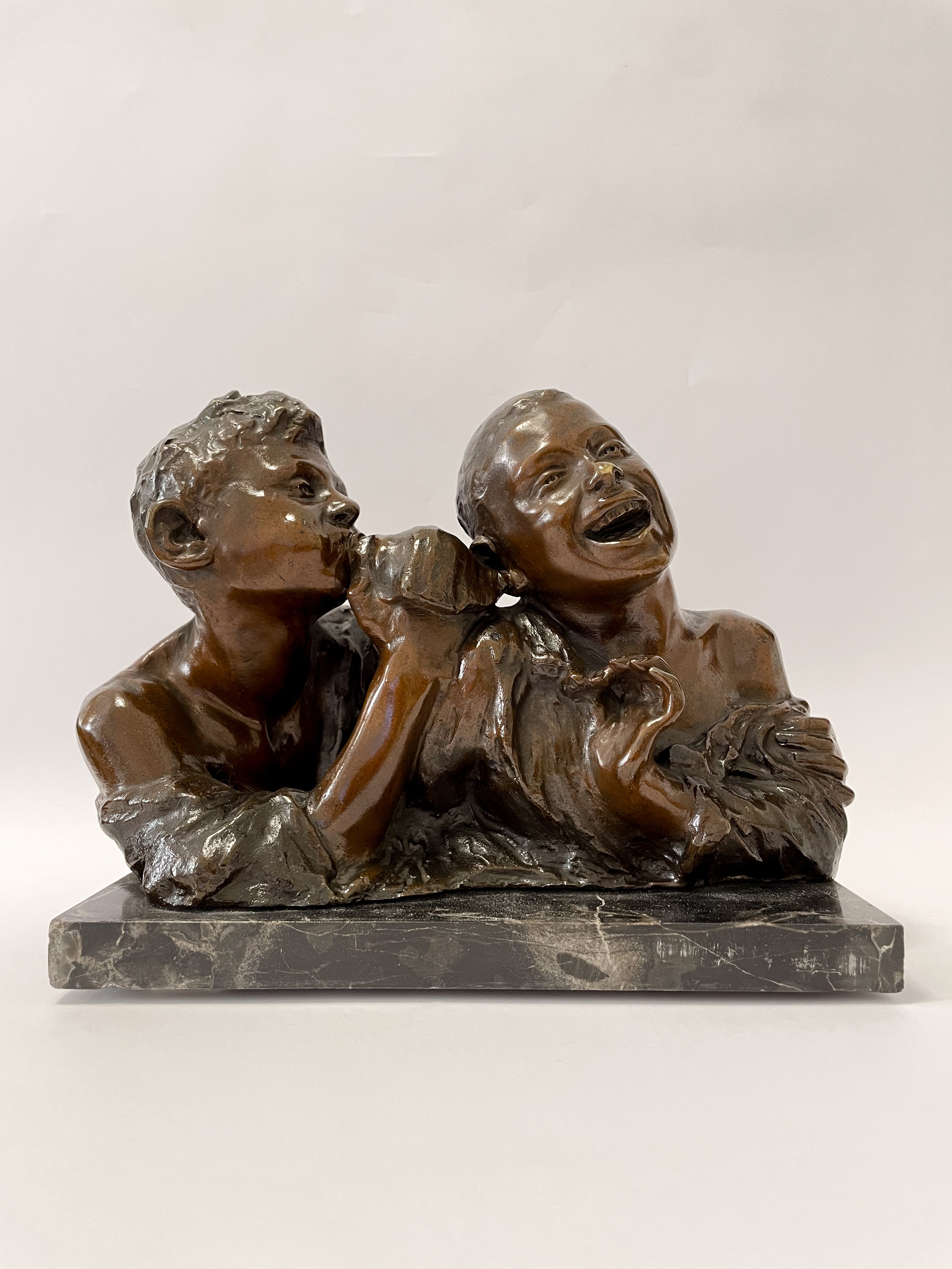 Bambini che giocano con una conchiglia