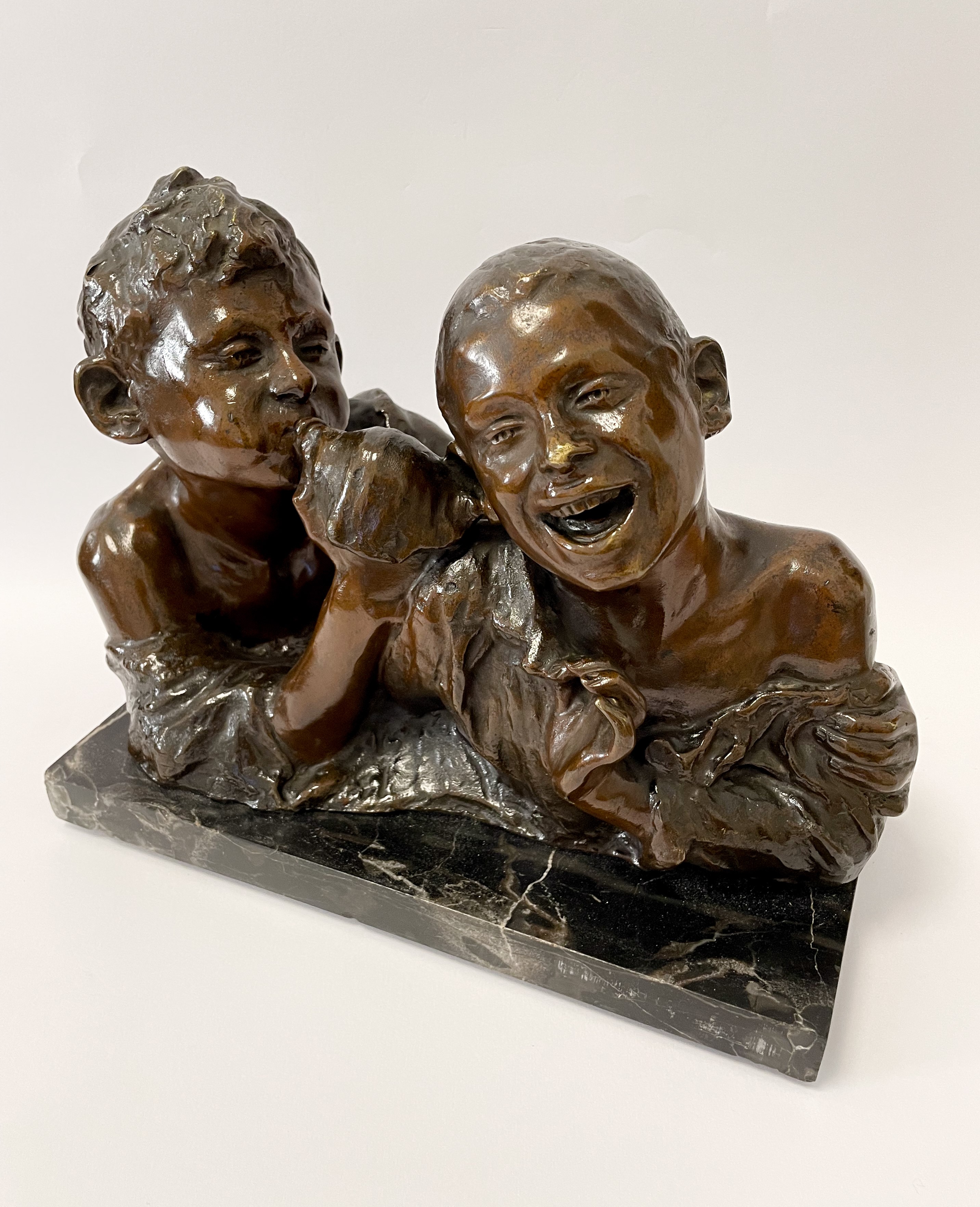 Bambini che giocano con una conchiglia